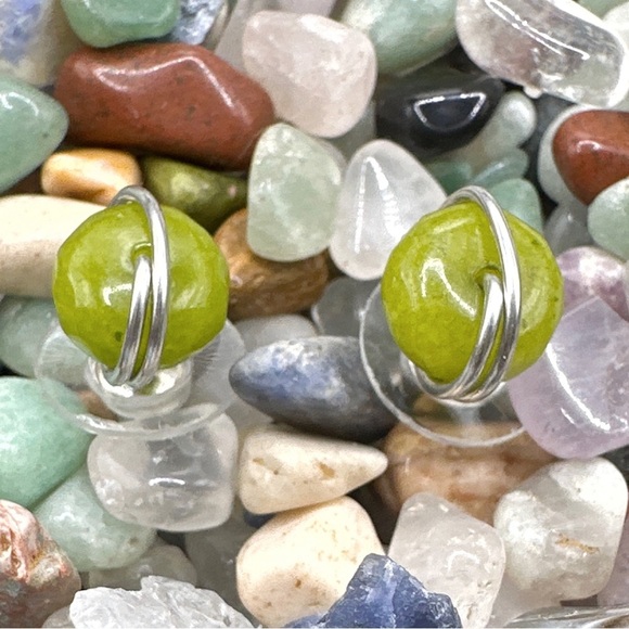 Peridot and silver stud earrings - Picture 2 of 3